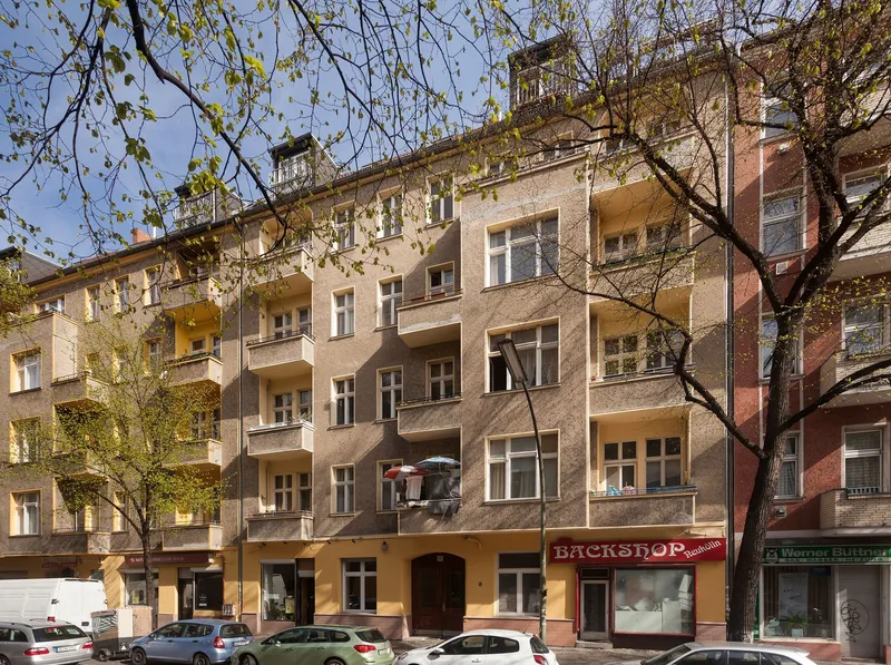 2-Zimmer-Altbauwohnung mit Gestaltungspotenzial nahe dem Reuterkiez zu vermieten! — photo 1
